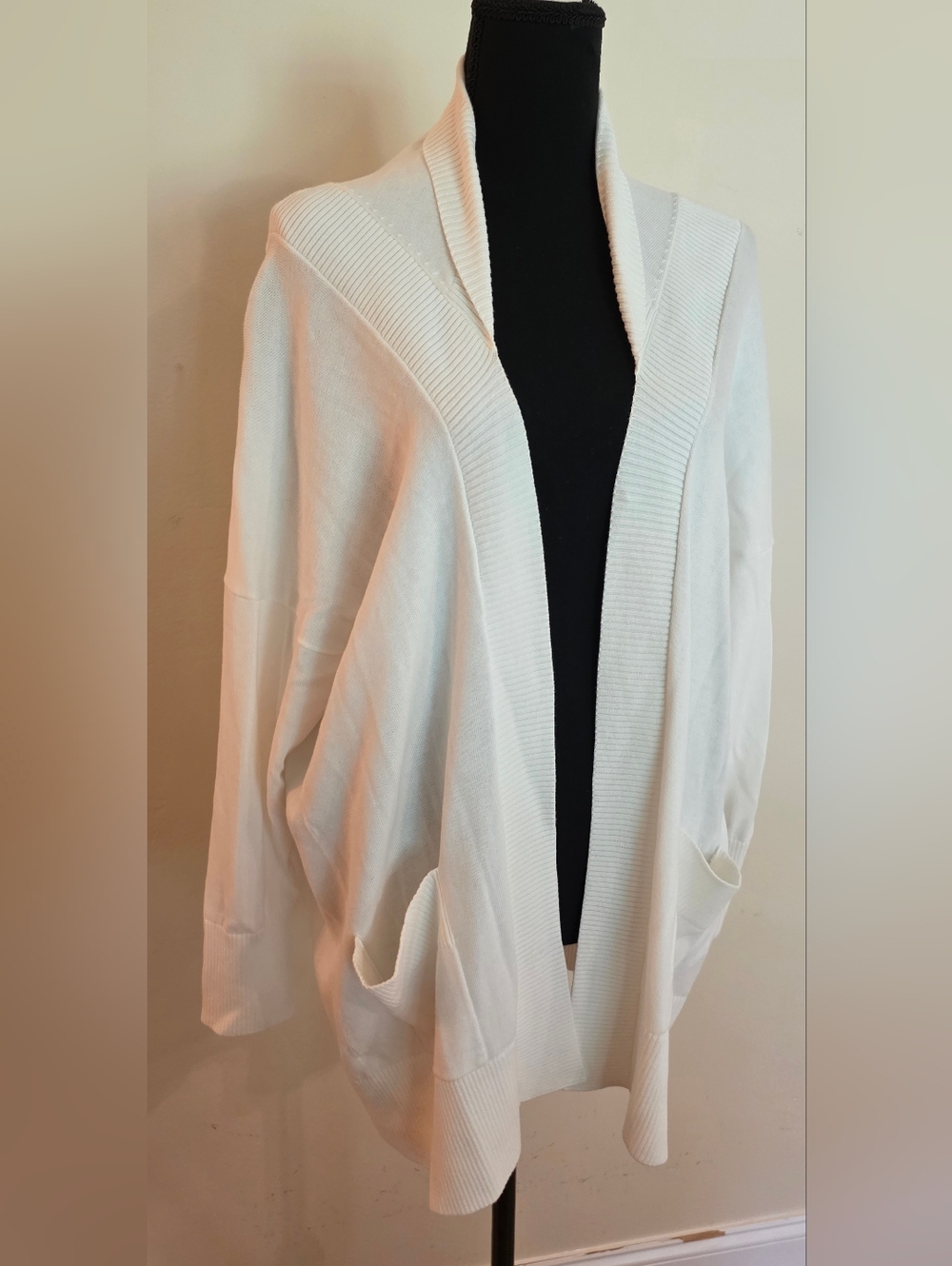 CAbi White Loose Fit Cardigan W/‎ 3/4 Length Sleeves & Front Pockets (Size M) - Picture 2 of 10